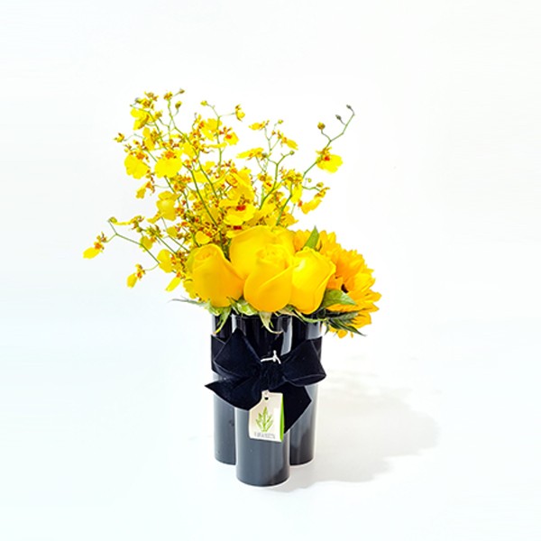 Arranjo de Orquídea Chuva de Ouro, Girassol e Rosa Amarela em Trio de Copos Acrílicos Pretos - M