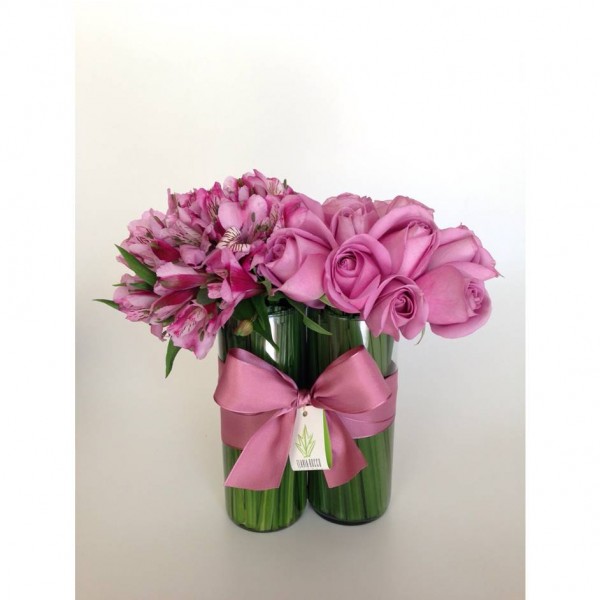 Arranjo de Rosa e Astromélia Cor de Rosa em Copo Largo Duplo - M