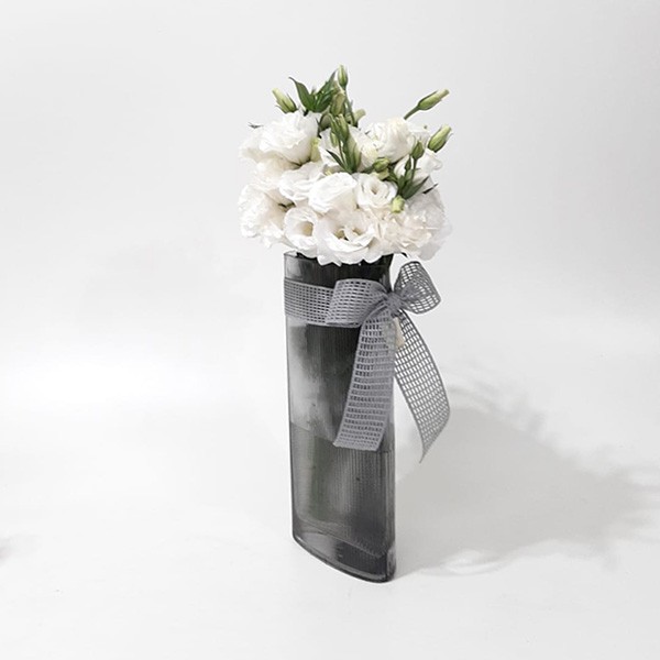 Arranjo de Lisianthus Branco em Torre Plissada - M