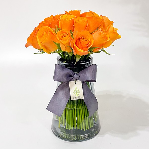 Arranjo de Rosa Laranja em Cone Fumê - M