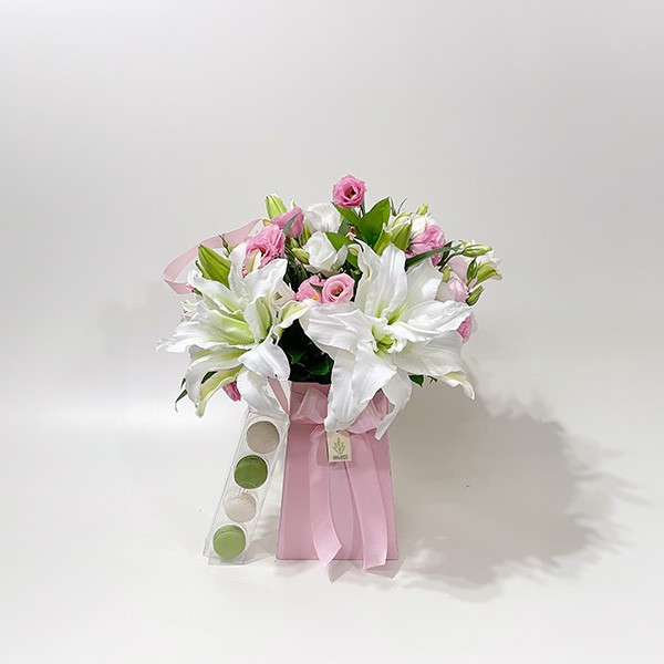 Arranjo de Lirio Branco e Lisianthus Rosa em Trapézio de Papelão Rosa - G