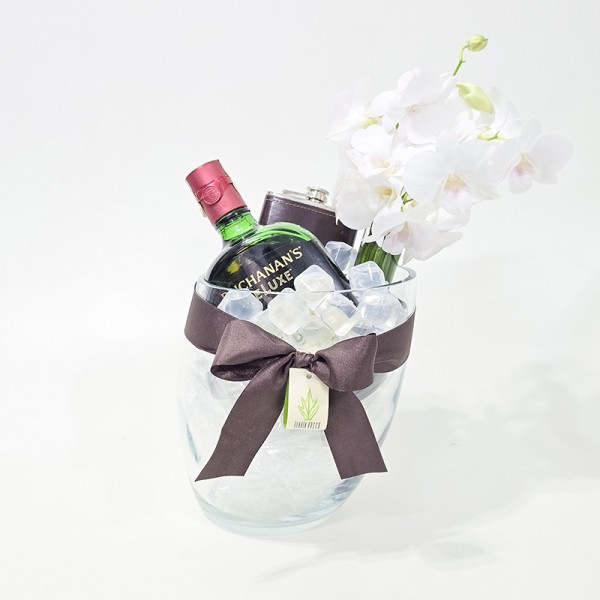 Kit Arranjo de Orquídea Branca, Whisky Buchanan's e Cantil em Balde de Gelo - G