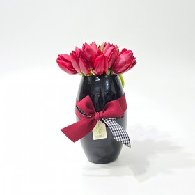 Arranjo de Tulipa Vermelha em Vaso Romeu Preto - M